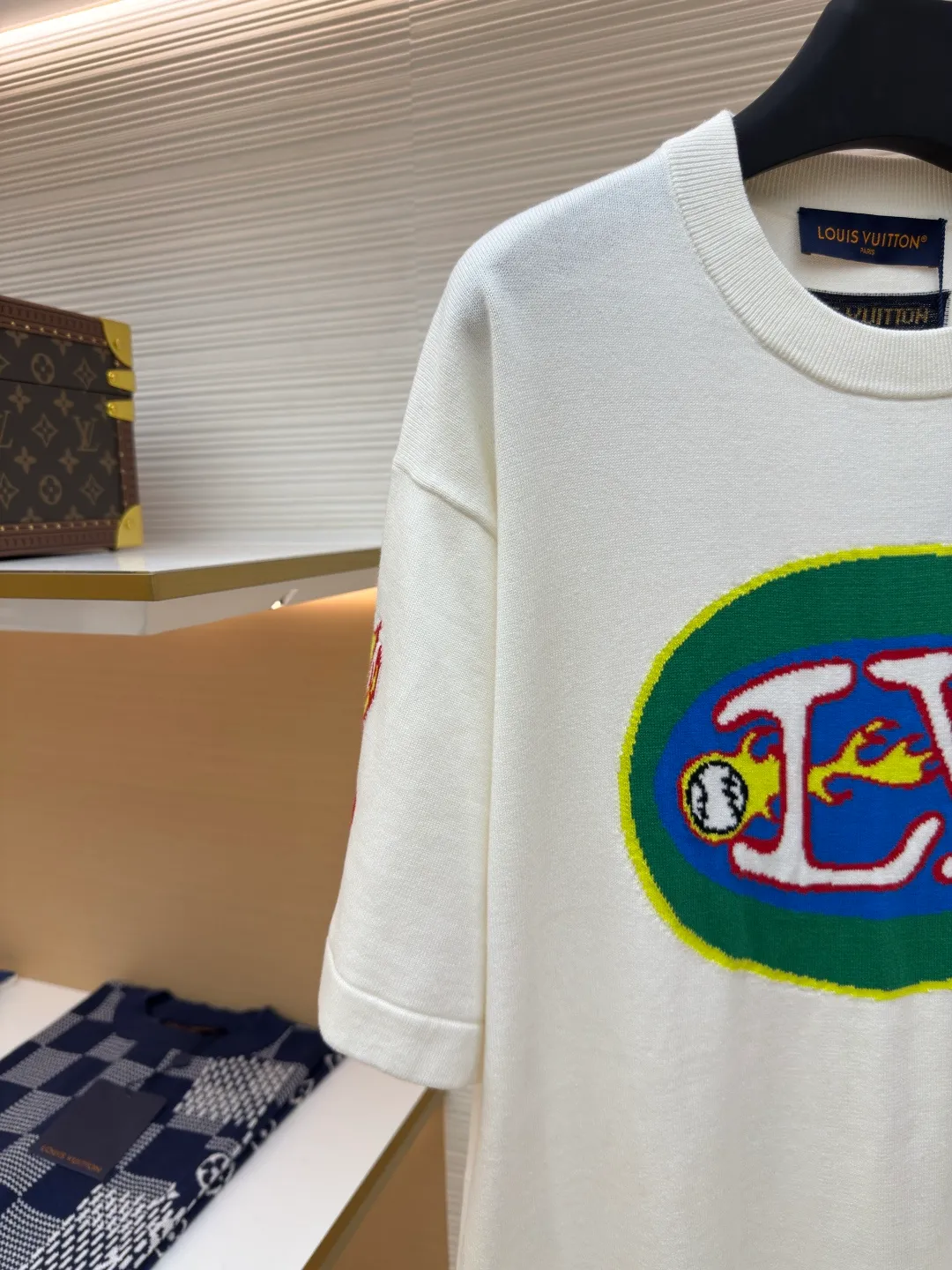 LOUIS VUITTON football flame knitted short sleeves ●Authentic product: purchased and developed at 7850 ●Item number: 1680184-A55 ●Fabric: knitted fabric ●Technology: intarsia production ●Version: fitted version ●Weight: about 350 grams ●Size: The soft cotton fabric is dipped in bright colors, and the flip-effect mulberry silk label is embellished on the back. The combination of rich and diverse patterns and bright colors not only adds to the coolness of the whole piece, but also has some lazy retro flavor. The knitted fabric has good breathability and is super comfortable to wear. The overall workmanship is very complicated, and the embroidery is added with heat-capacitive glue. It needs hot glue to ensure quality. The checkerboard pattern needs to be positioned correctly. Therefore, the speed is relatively slow, and every process of the entire garment is slow and time-consuming.